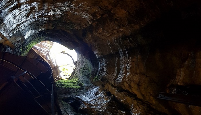 Фото Вход в пещеру по винтовой лестнице
